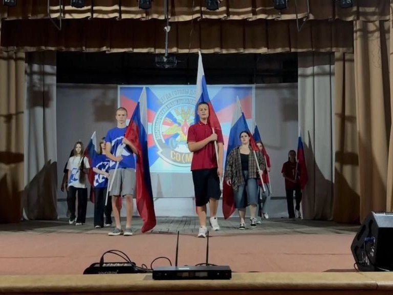 Юные меловчане отметили День государственного флага РФ танцевальным флешмобом Юные меловчане отметили День государственного флага РФ танцевальным флешмобом