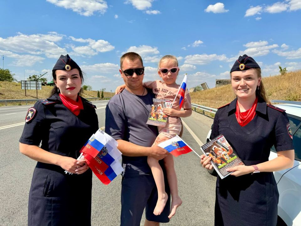 В День государственного флага Российской Федерации сотрудники Центра ДиТН, ПБДД ГИБДД МВД по ЛНР провели праздничную акцию для жителей и гостей города Луганск В День государственного флага Российской Федерации сотрудники Центра ДиТН, ПБДД ГИБДД МВД по ЛНР провели праздничную акцию для жителей и гостей города Луганск
