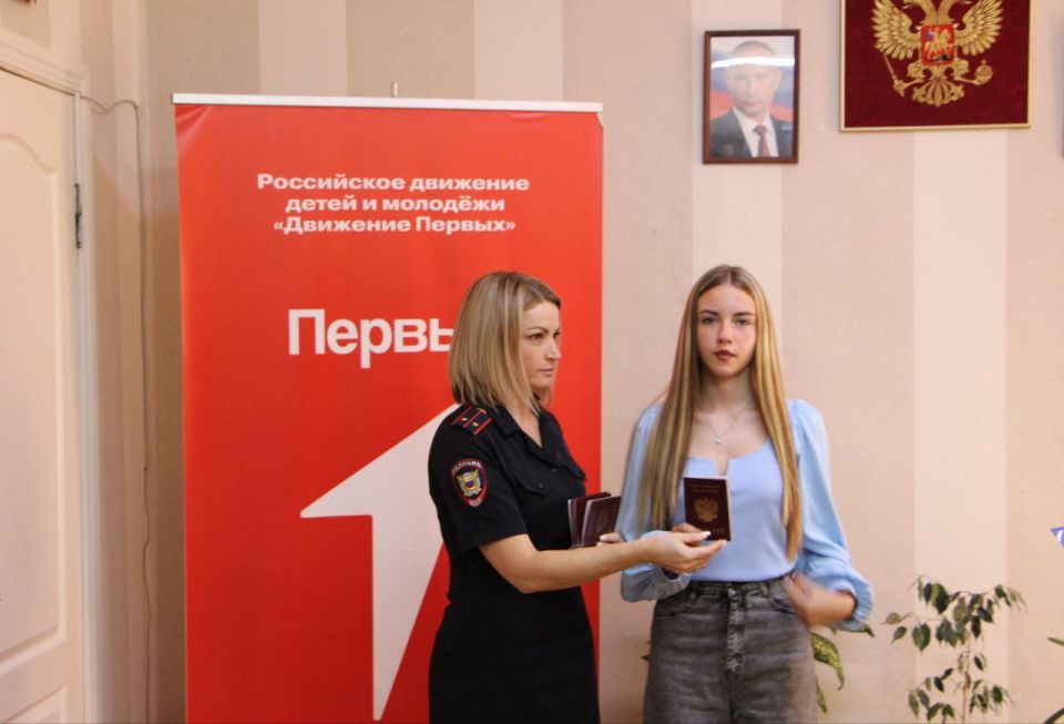 Олег Савченко: В честь Дня Государственного флага Российской Федерации в Меловском муниципальном округе прошло важное и волнительное событие – торжественное вручение паспортов юным гражданам ЛНР в рамках Всероссийской... Олег Савченко: В честь Дня Государственного флага Российской Федерации в Меловском муниципальном округе прошло важное и волнительное событие – торжественное вручение паспортов юным гражданам ЛНР в рамках Всероссийской...