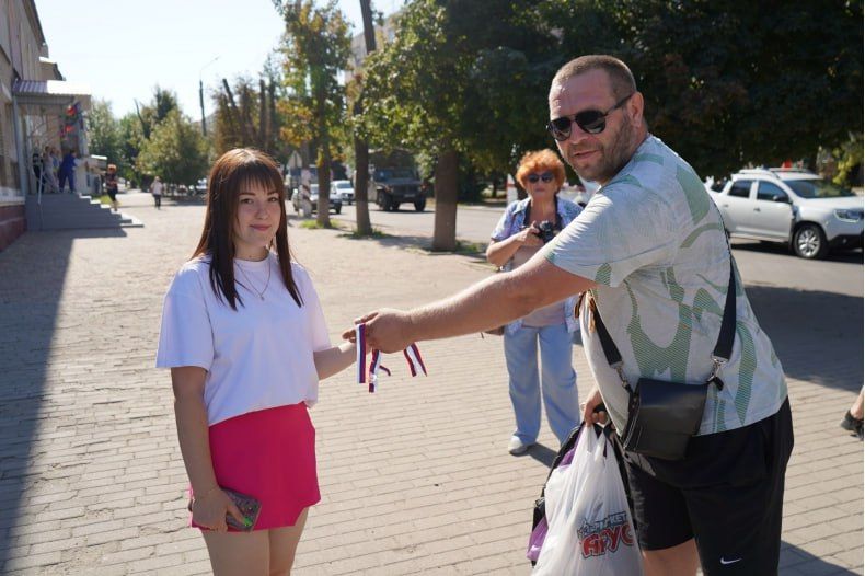 В Свердловске состоялось праздничное шествие в честь Дня Государственного флага РФ В Свердловске состоялось праздничное шествие в честь Дня Государственного флага РФ