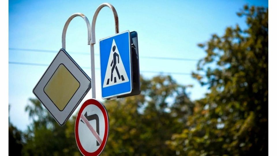 43 обновленных дорожных знака установили в Луганске 43 обновленных дорожных знака установили в Луганске