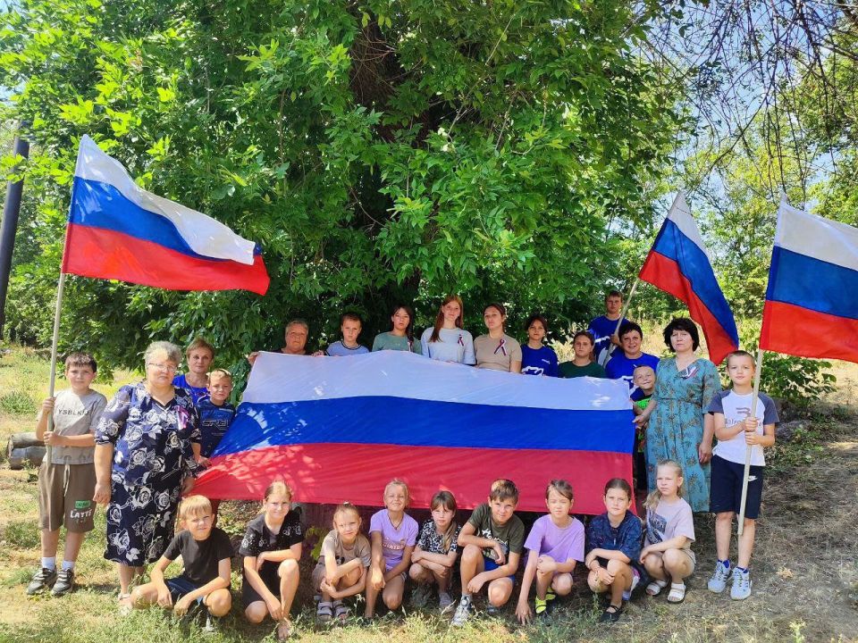 В Красном Куте специалисты отдела по делам территорий и работники культуры провели час истории, где рассказали ребятам и взрослым много интересного о государственном символе РФ: почему именно белый, красный и синий выбрали... В Красном Куте специалисты отдела по делам территорий и работники культуры провели час истории, где рассказали ребятам и взрослым много интересного о государственном символе РФ: почему именно белый, красный и синий выбрали...