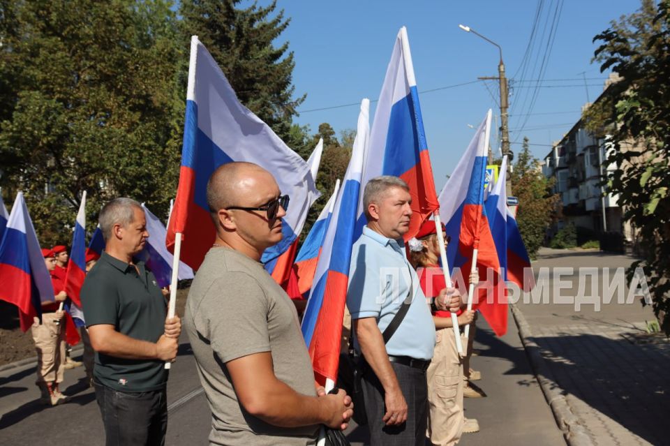 Свердловск отметил День российского флага Свердловск отметил День российского флага