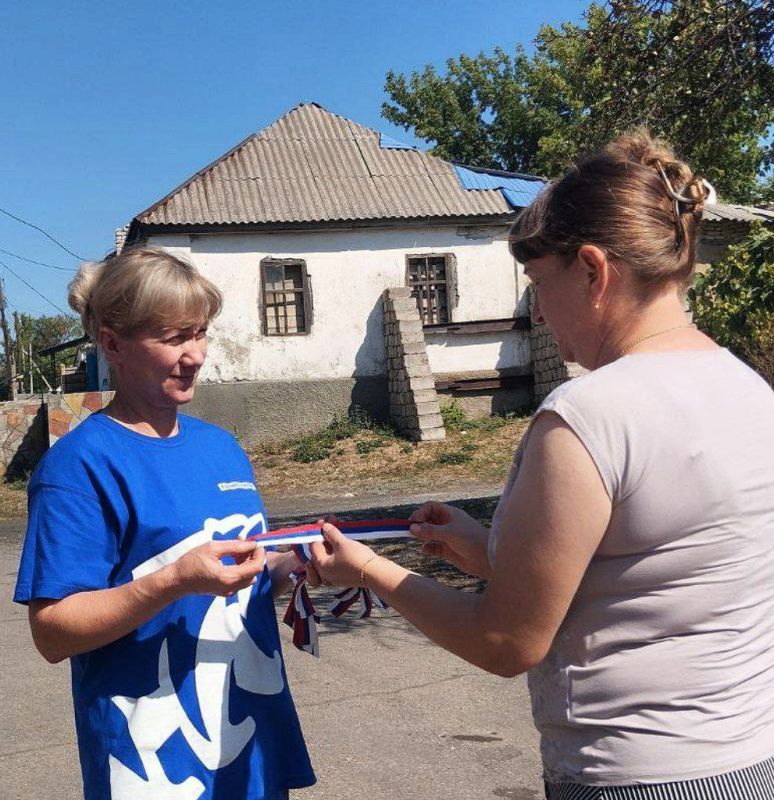 В поселках Крепенский и Фащевка в рамках празднования Дня Государственного флага Российской Федерации проведена патриотическая акция «Лента триколора» В поселках Крепенский и Фащевка в рамках празднования Дня Государственного флага Российской Федерации проведена патриотическая акция «Лента триколора»