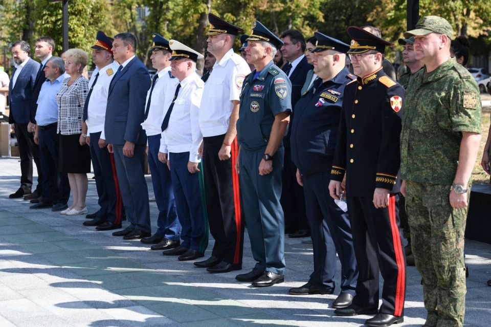 Руководитель республиканского СК принял участие в церемонии поднятия триколора в Луганске Руководитель республиканского СК принял участие в церемонии поднятия триколора в Луганске
