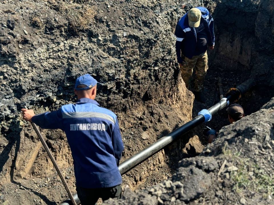 «Лугансквода» проводит замену изношенного участка трубопровода в г. Ровеньки, который питает водой около 2000 жителей «Лугансквода» проводит замену изношенного участка трубопровода в г. Ровеньки, который питает водой около 2000 жителей