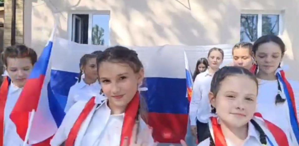 В пгт Хрустальное отметил День флага РФ ярким флешмобом В пгт Хрустальное отметил День флага РФ ярким флешмобом