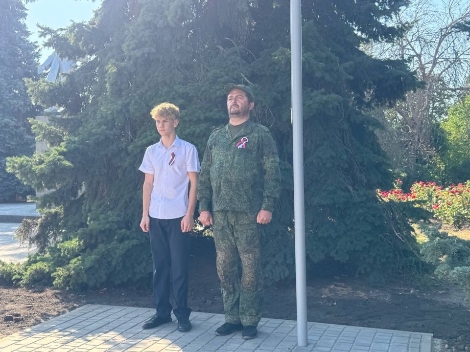 В Славяносербске состоялся митинг, посвященный Дню Государственного флага Российской Федерации В Славяносербске состоялся митинг, посвященный Дню Государственного флага Российской Федерации