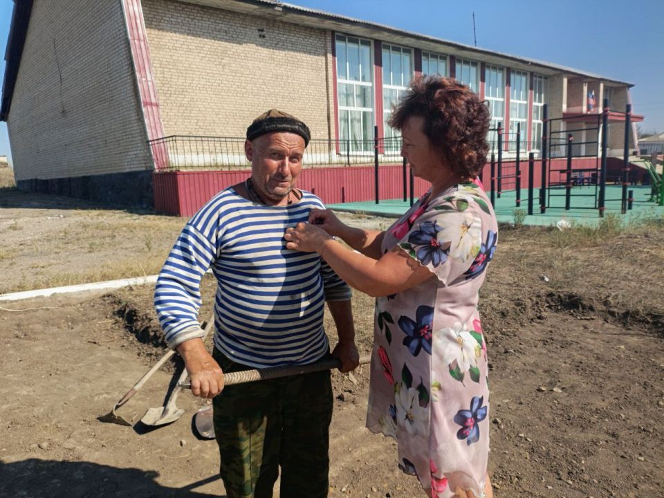 В ровеньковских поселках - Новодарьвка, Михайловка, Дзержинский, Ясеновский, Пролетарский и селе Благовка состоялись торжественные мероприятия ко Дню Государственного флага Российской Федерации В ровеньковских поселках - Новодарьвка, Михайловка, Дзержинский, Ясеновский, Пролетарский и селе Благовка состоялись торжественные мероприятия ко Дню Государственного флага Российской Федерации