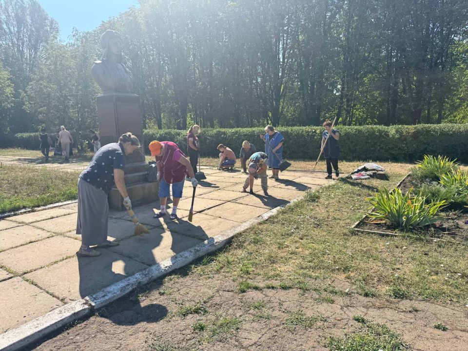 В Красном Луче продолжаются работы по благоустройству В Красном Луче продолжаются работы по благоустройству