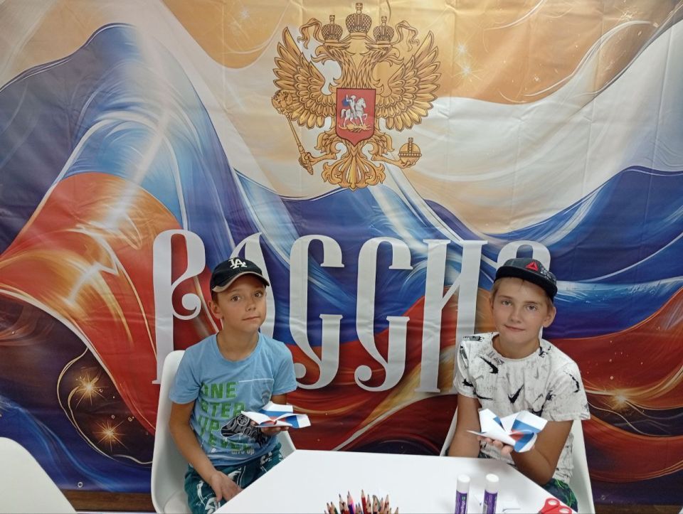 В Лутугинской Районной библиотеке для детей прошла беседа ко дню Российского флага В Лутугинской Районной библиотеке для детей прошла беседа ко дню Российского флага