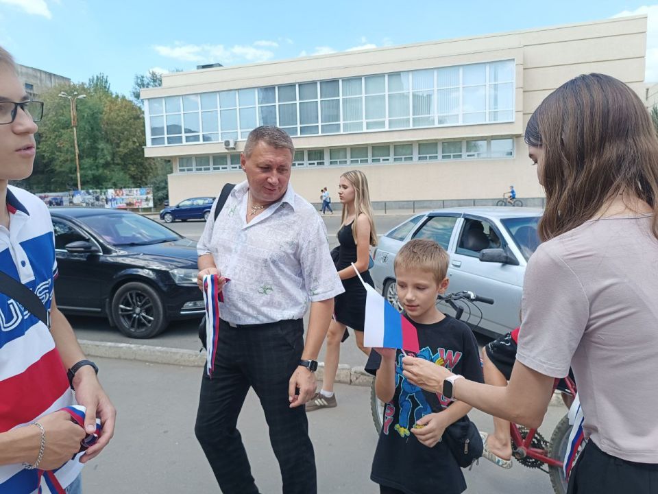 Патриотическая акция «Лента-триколор» прошла в Краснодоне Патриотическая акция «Лента-триколор» прошла в Краснодоне