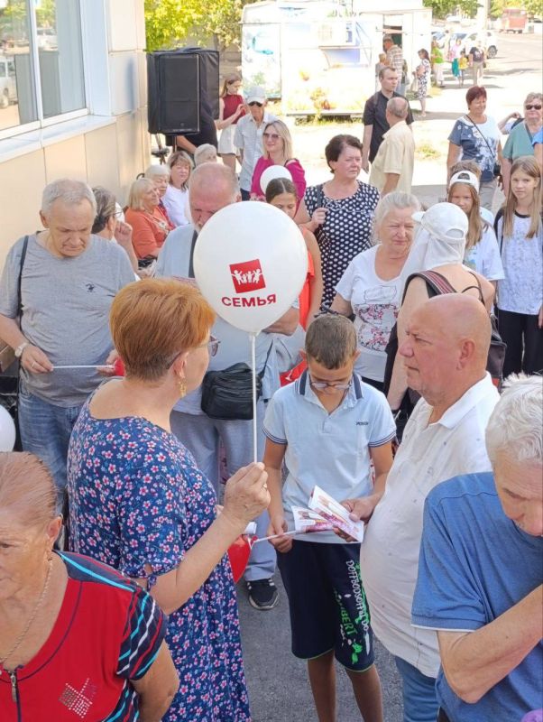Сегодня в Луганске открылся второй магазин российской сети "Семья" в районе остановки "Авиацентр"