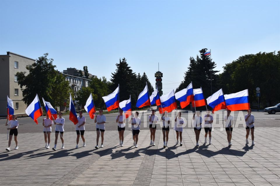 В Первомайске в честь Дня Государственного флага Российской Федерации состоялся флешмоб В Первомайске в честь Дня Государственного флага Российской Федерации состоялся флешмоб