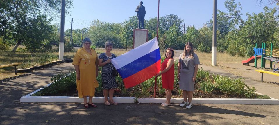 В ровеньковских поселках - Новодарьвка, Михайловка, Дзержинский, Ясеновский, Пролетарский и селе Благовка состоялись торжественные мероприятия ко Дню Государственного флага Российской Федерации В ровеньковских поселках - Новодарьвка, Михайловка, Дзержинский, Ясеновский, Пролетарский и селе Благовка состоялись торжественные мероприятия ко Дню Государственного флага Российской Федерации