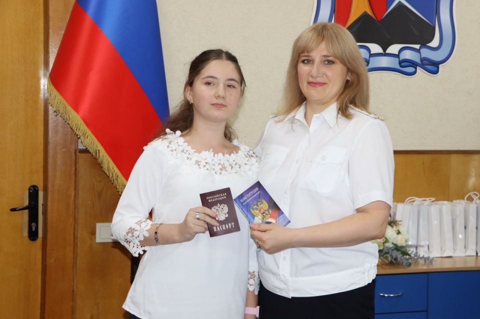 В День Государственного флага России в администрации Стаханова вручили паспорта юным гражданам В День Государственного флага России в администрации Стаханова вручили паспорта юным гражданам