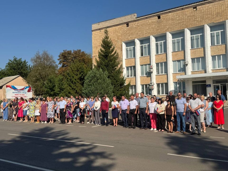 Сегодня в поселке Славяносербск на площади Героев у здания Администрации состоялся митинг, посвященный Дню Государственного флага Российской Федерации Сегодня в поселке Славяносербск на площади Героев у здания Администрации состоялся митинг, посвященный Дню Государственного флага Российской Федерации