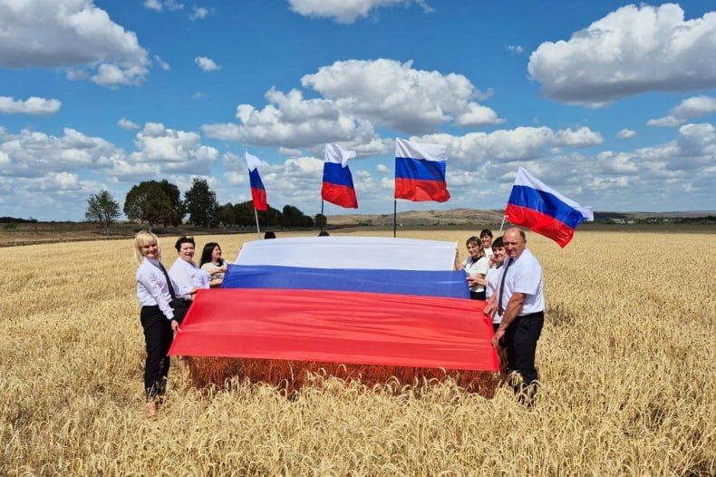 День государственного флага отмечается во всех уголках необъятной России, в том числе и в исторических регионах День государственного флага отмечается во всех уголках необъятной России, в том числе и в исторических регионах