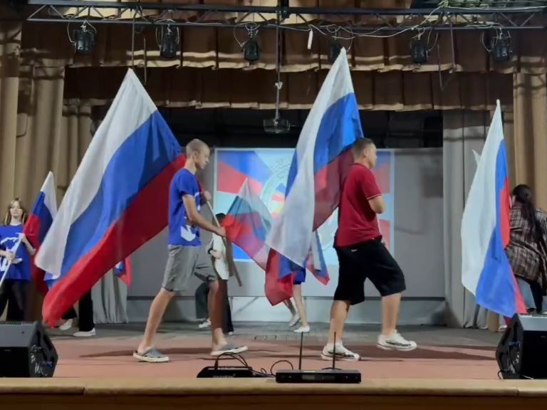 Юные меловчане отметили День государственного флага РФ танцевальным флешмобом Юные меловчане отметили День государственного флага РФ танцевальным флешмобом