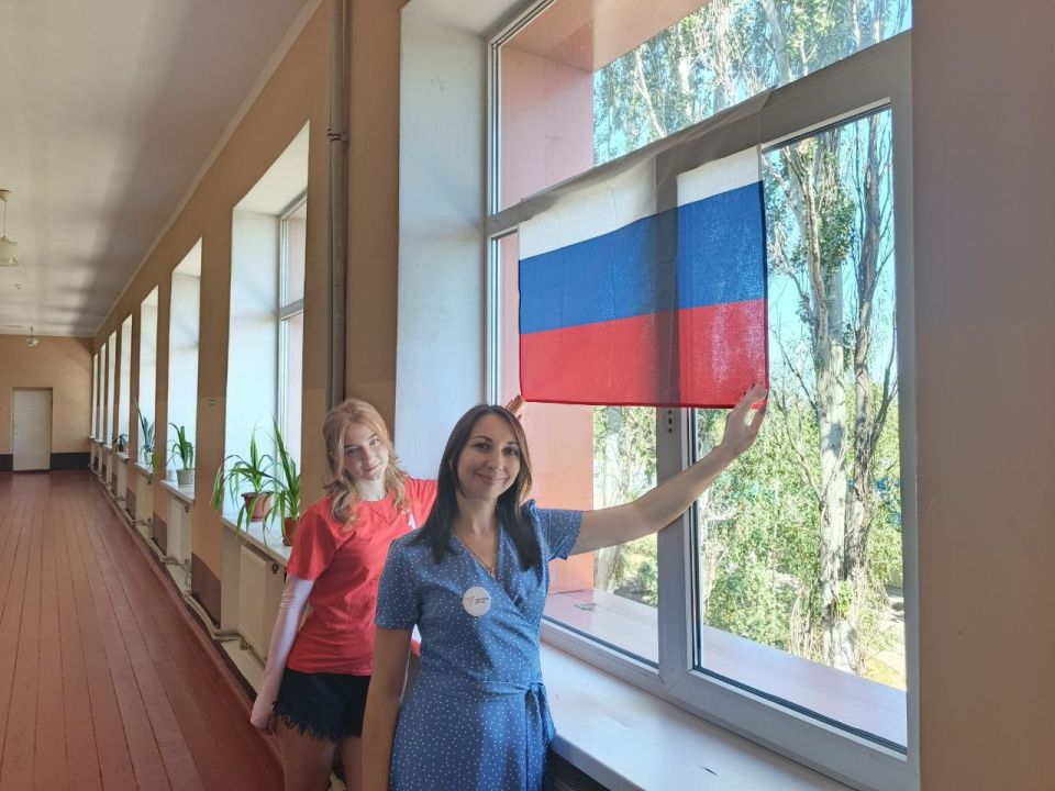В Брянковской специализированной школе №1, при содействии советника директора по воспитанию Галины Савчук, прошла акция, посвященная Дню российского флага В Брянковской специализированной школе №1, при содействии советника директора по воспитанию Галины Савчук, прошла акция, посвященная Дню российского флага
