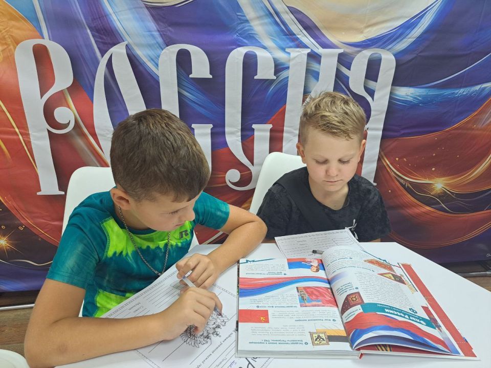 В Лутугинской Районной библиотеке для детей прошла беседа ко дню Российского флага В Лутугинской Районной библиотеке для детей прошла беседа ко дню Российского флага