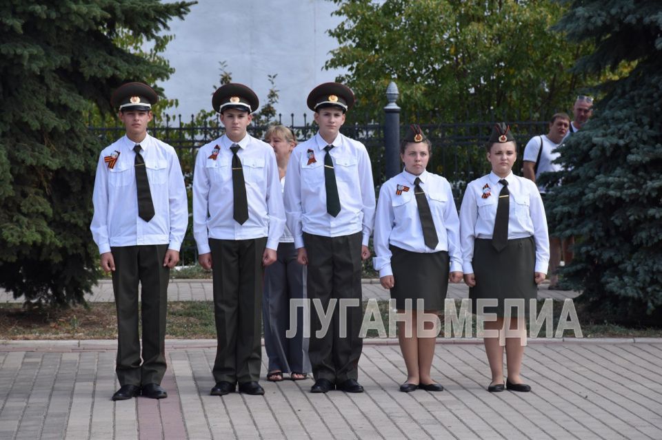 В день Государственного флага в небо над Краснодоном взмыл российский триколор В день Государственного флага в небо над Краснодоном взмыл российский триколор
