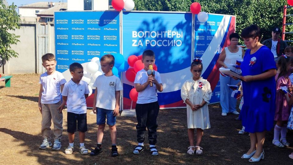 Алёна Лумеровская: Для меня стало уже доброй традицией посещать детский сад "Матрешка" в честь Дня Государственного флага Российской Федерации Алёна Лумеровская: Для меня стало уже доброй традицией посещать детский сад "Матрешка" в честь Дня Государственного флага Российской Федерации