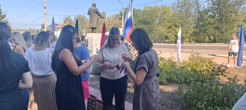 В День флага Российской Федерации активная молодежь Перевальского муниципального округа вышла на улицы города, чтобы поздравить жителей с этим знаменательным праздником В День флага Российской Федерации активная молодежь Перевальского муниципального округа вышла на улицы города, чтобы поздравить жителей с этим знаменательным праздником