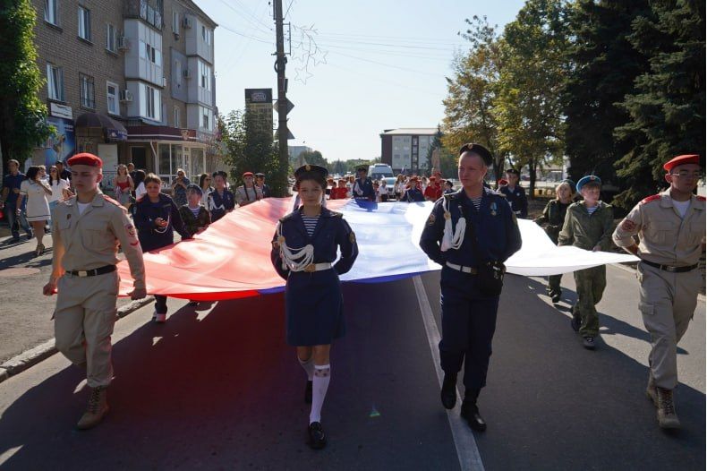 В Свердловске состоялось праздничное шествие в честь Дня Государственного флага РФ В Свердловске состоялось праздничное шествие в честь Дня Государственного флага РФ
