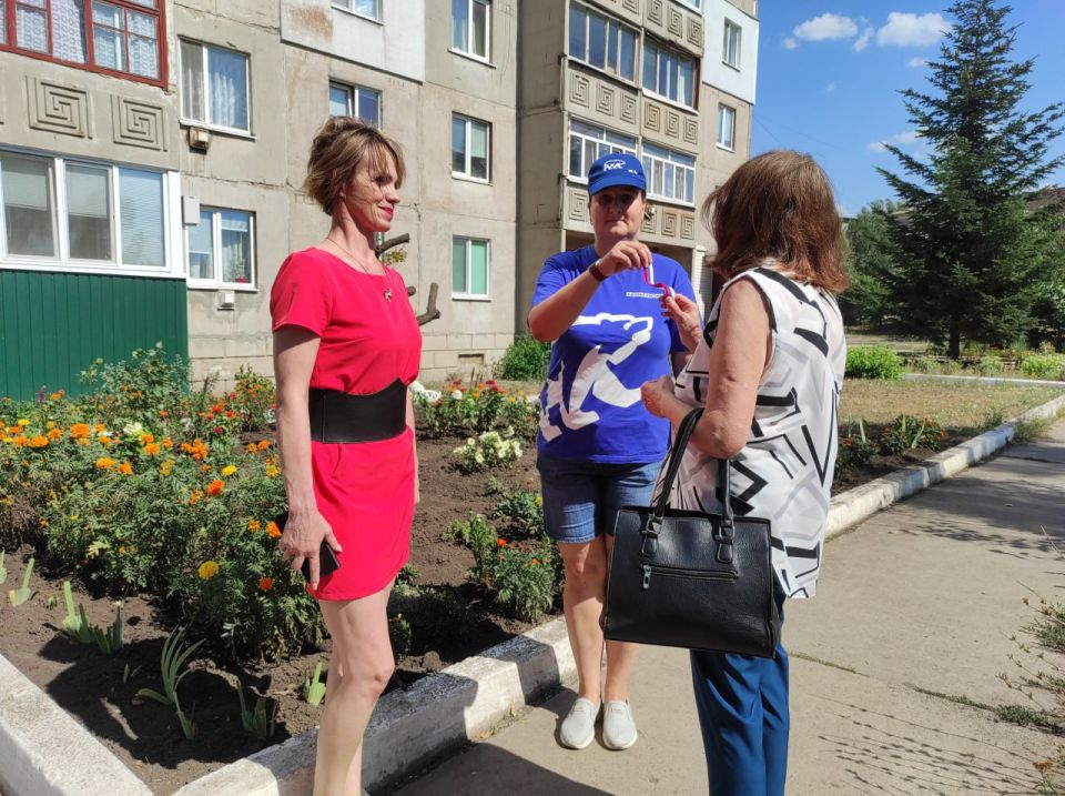 В городе Петровское активисты первичного отделения №34 поздравили жителей с Днем Государственного флага России В городе Петровское активисты первичного отделения №34 поздравили жителей с Днем Государственного флага России