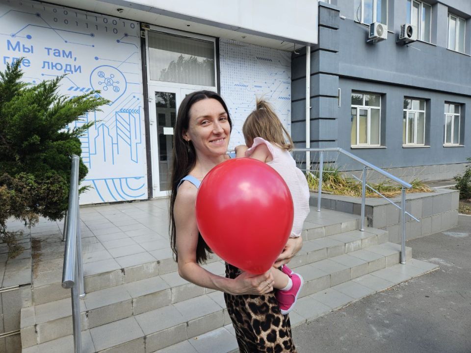 Сотрудники Управления Росреестра по ЛНР поддержали акцию «Флаги России» Сотрудники Управления Росреестра по ЛНР поддержали акцию «Флаги России»