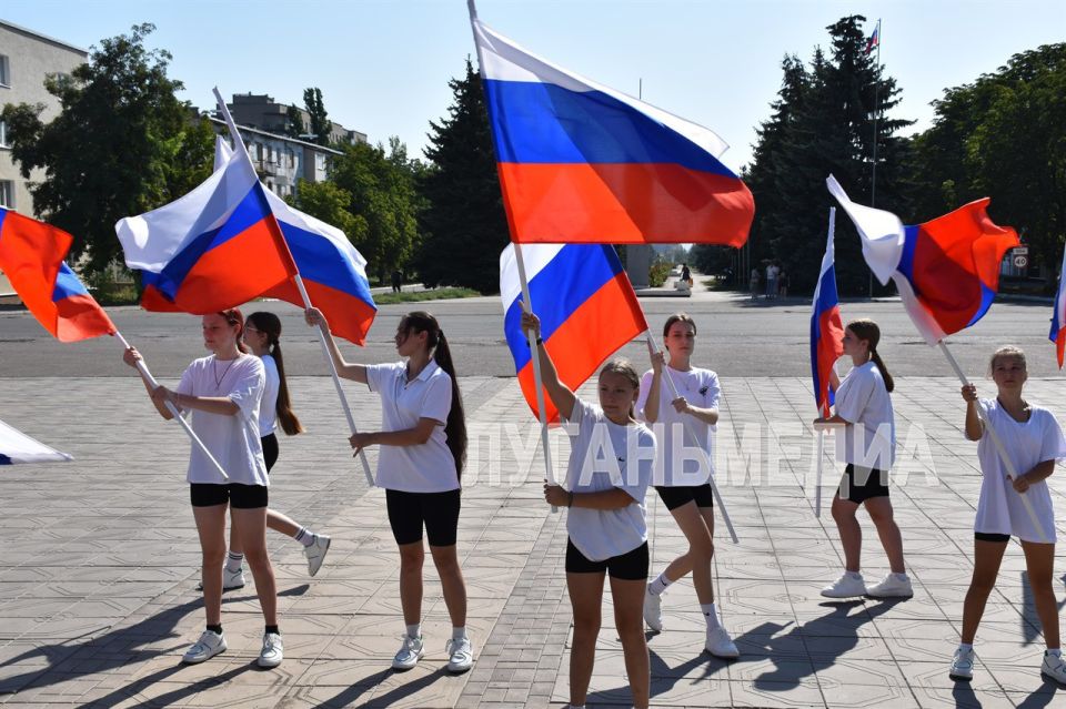 В Первомайске в честь Дня Государственного флага Российской Федерации состоялся флешмоб В Первомайске в честь Дня Государственного флага Российской Федерации состоялся флешмоб