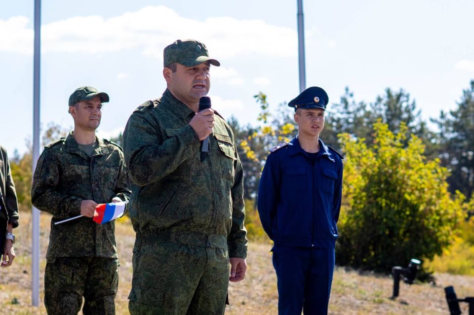 Офицеры СК и жители республики чествуют главный символ единства Державы Офицеры СК и жители республики чествуют главный символ единства Державы