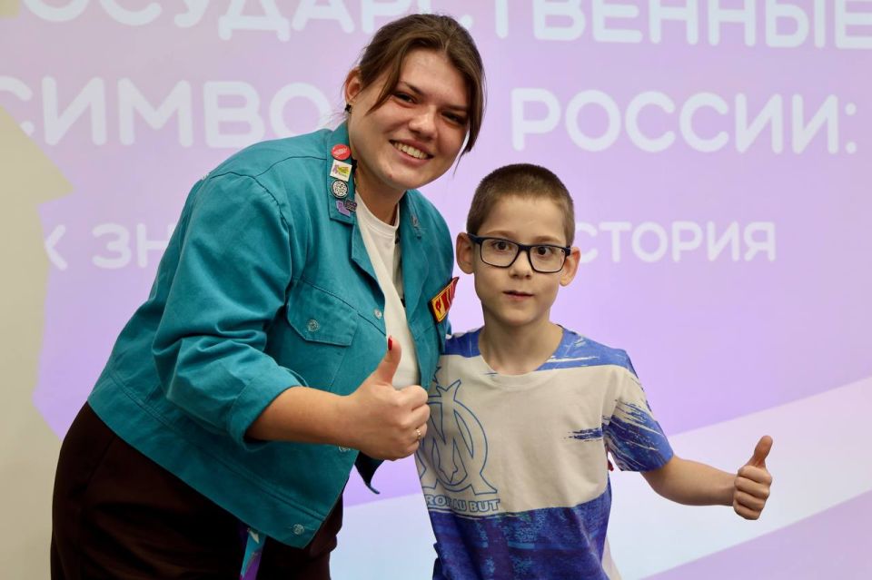 Дети празднуют День российского флага Дети празднуют День российского флага