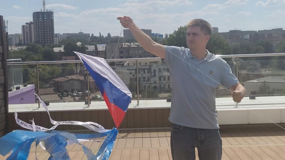 Луганское региональное отделение Российских студенческих отрядов в рамках всероссийской акции «Цвета Родины» организовало фестиваль воздушных змеев ко Дню государственного флага РФ. Об этом из Дома молодежи, где проходил... Луганское региональное отделение Российских студенческих отрядов в рамках всероссийской акции «Цвета Родины» организовало фестиваль воздушных змеев ко Дню государственного флага РФ. Об этом из Дома молодежи, где проходил...