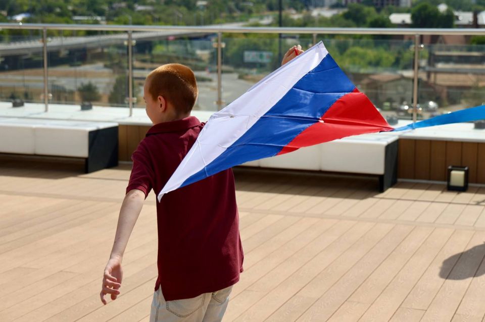 Дети празднуют День российского флага Дети празднуют День российского флага