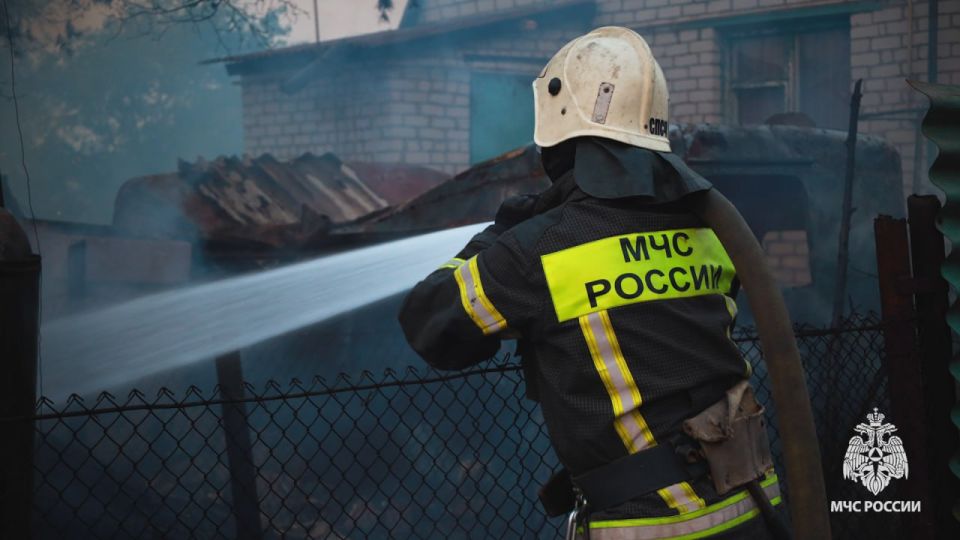 Спасатели ликвидировали масштабный пожар в Станично-Луганском районе Спасатели ликвидировали масштабный пожар в Станично-Луганском районе
