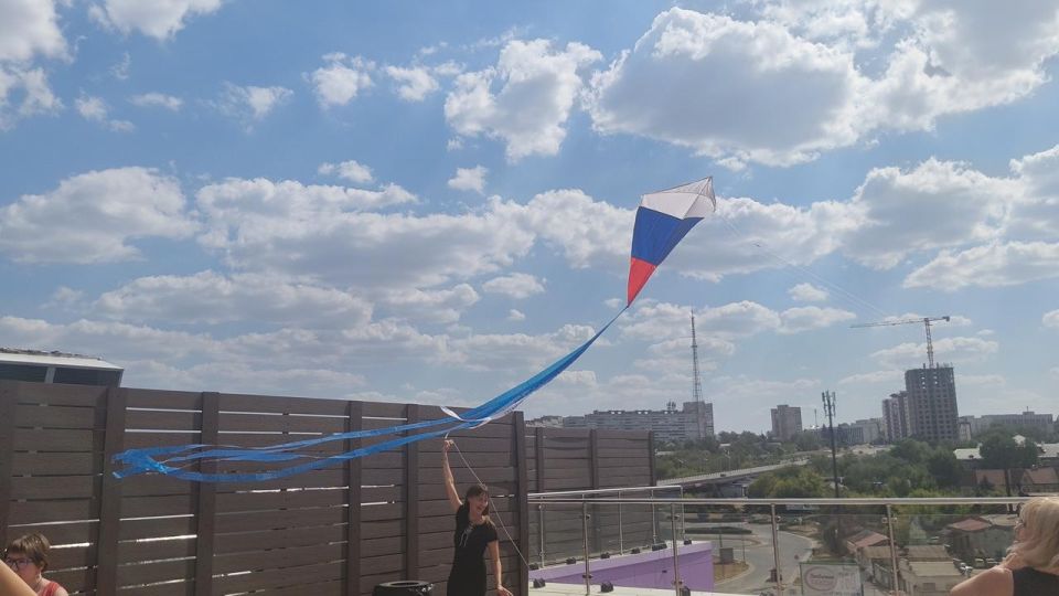 Луганское региональное отделение Российских студенческих отрядов в рамках всероссийской акции «Цвета Родины» организовало фестиваль воздушных змеев ко Дню государственного флага РФ. Об этом из Дома молодежи, где проходил... Луганское региональное отделение Российских студенческих отрядов в рамках всероссийской акции «Цвета Родины» организовало фестиваль воздушных змеев ко Дню государственного флага РФ. Об этом из Дома молодежи, где проходил...