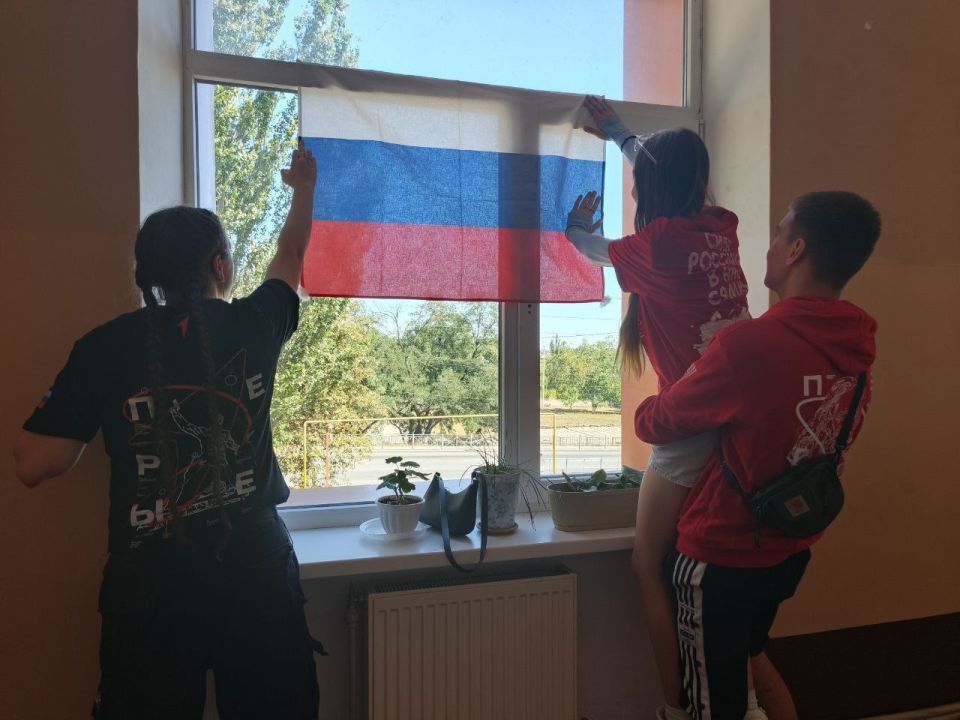 В Брянковской специализированной школе №1, при содействии советника директора по воспитанию Галины Савчук, прошла акция, посвященная Дню российского флага В Брянковской специализированной школе №1, при содействии советника директора по воспитанию Галины Савчук, прошла акция, посвященная Дню российского флага