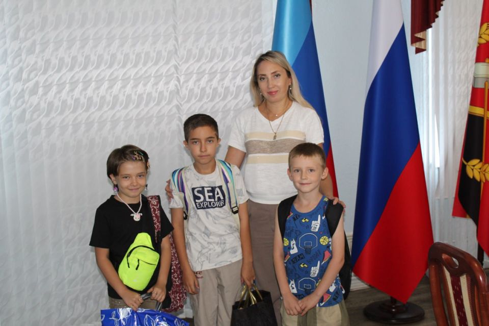 Акция "Собери ребенка в школу" в Краснодоне Акция "Собери ребенка в школу" в Краснодоне