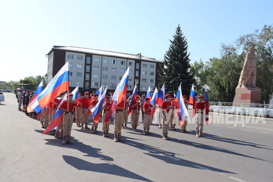 Свердловск отметил День российского флага Свердловск отметил День российского флага