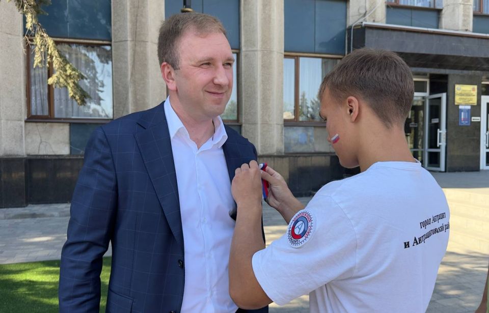День Государственного флага России отметили в Антрацитовском муниципальном округе День Государственного флага России отметили в Антрацитовском муниципальном округе