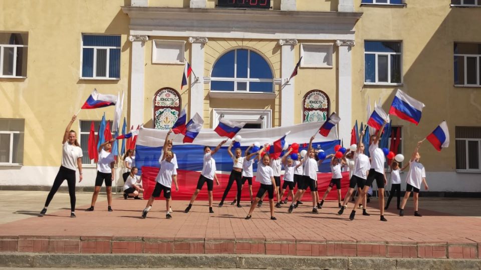 В Молодогвардейске состоялся флешмоб «Поднимаем России флаги» ко Дню флага РФ В Молодогвардейске состоялся флешмоб «Поднимаем России флаги» ко Дню флага РФ