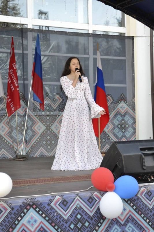 Праздничный концерт ко Дню Государственного флага Российской Федерации Праздничный концерт ко Дню Государственного флага Российской Федерации