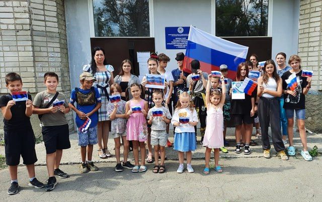 ГОРЖУСЬ ТОБОЮ, ТРИКОЛОР!. 22 августа в России отмечается День флага Российской Федерации ГОРЖУСЬ ТОБОЮ, ТРИКОЛОР!. 22 августа в России отмечается День флага Российской Федерации