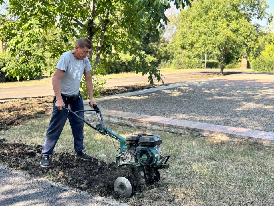 В Красном Луче продолжаются работы по благоустройству В Красном Луче продолжаются работы по благоустройству