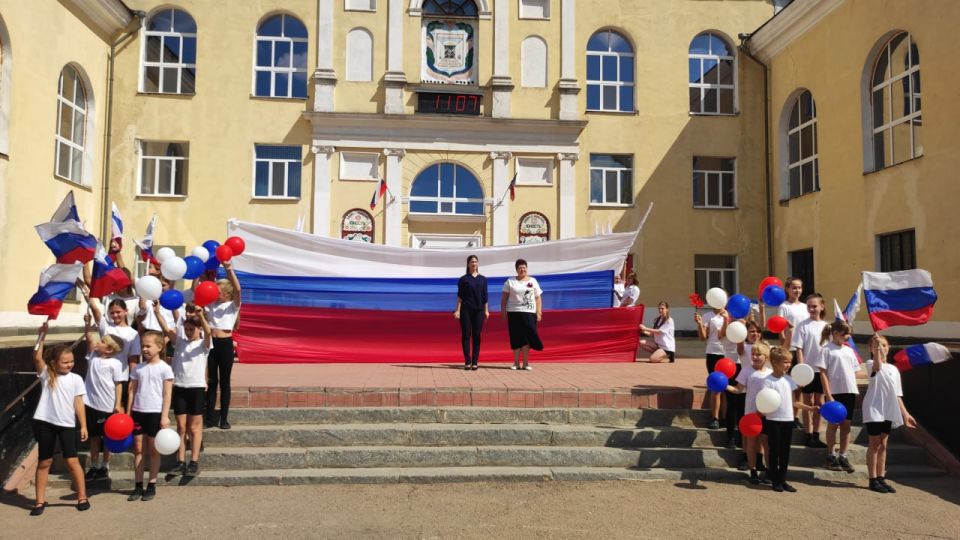 В Молодогвардейске состоялся флешмоб «Поднимаем России флаги» ко Дню флага РФ В Молодогвардейске состоялся флешмоб «Поднимаем России флаги» ко Дню флага РФ