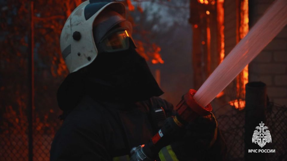 Масштабный пожар в Станично-Луганском районе ликвидирован Масштабный пожар в Станично-Луганском районе ликвидирован
