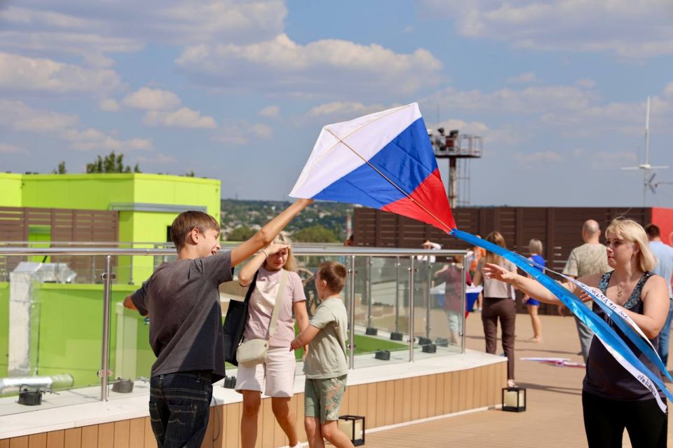 Дети празднуют День российского флага Дети празднуют День российского флага