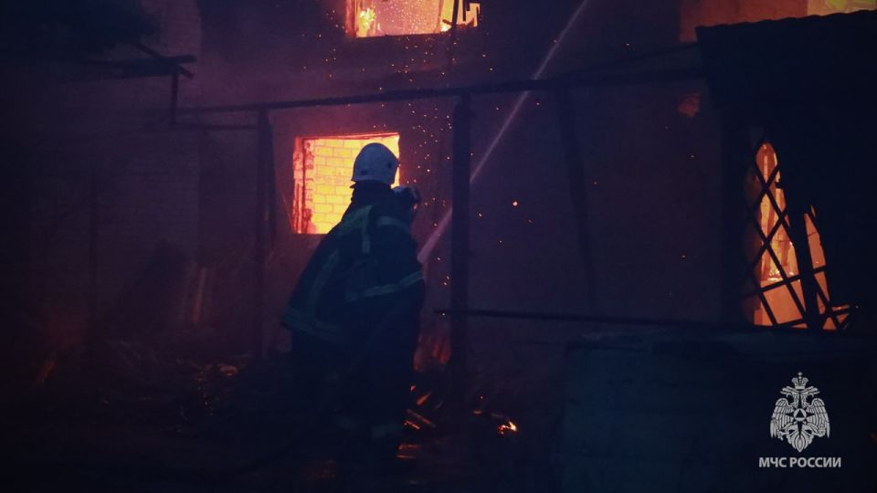 Спасатели ликвидировали масштабный пожар в Станично-Луганском районе Спасатели ликвидировали масштабный пожар в Станично-Луганском районе